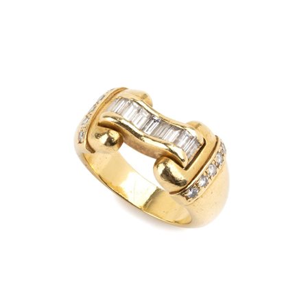 Anello in oro e diamanti In oro bianco 18k a forma di fibbia, incastonato con...