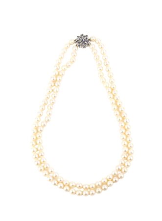 Collana di perle con fermezza in oro, zaffiri e diamanti A due fili di perle...