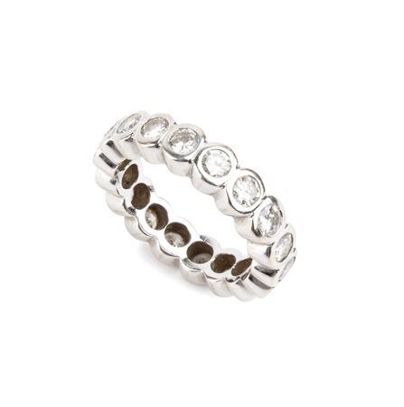 Anello in oro con diamanti in oro bianco 18k, incastonato con linea di...