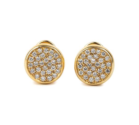 Paio di orecchini in oro con diamanti In oro giallo 18k, di forma rotonda,...