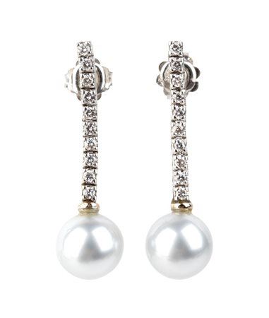 Paio di orecchini in oro con perle e diamanti In oro bianco 18k, con perla...