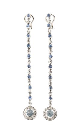 Paio di orecchini pendenti con topazi azzurri e diamanti In oro bianco 18k,...