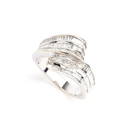 Anello oro con diamanti A motivo di nastro mosso in oro bianco 18k,...