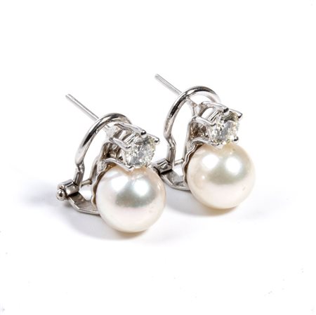 Orecchini in oro con diamanti e perle in oro bianco 18k, ciascuno con perla...