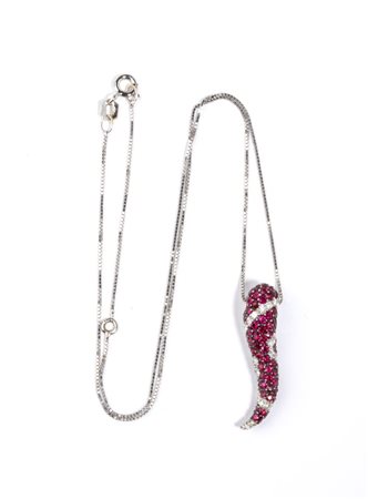 Girocollo con pendente in oro con diamanti e rubini in oro bianco 18k, con...