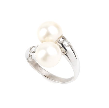 Anello in oro con perle e diamanti In oro bianco 18k, motivo contrarié con...