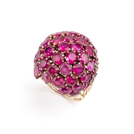 Anello in oro con rubini Modellato come una fascia bombata, incastonato con...