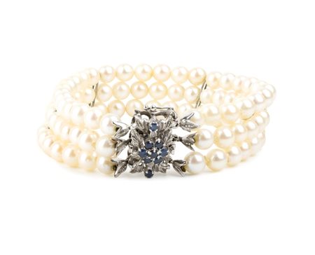 Bracciale con perle, fermezza in oro e zaffiri A tre fili di perle coltivate...
