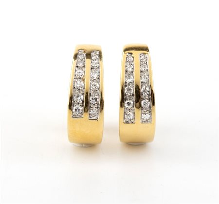 Paio di orecchini in oro e diamanti In oro giallo 18k, motivo a nastro,...