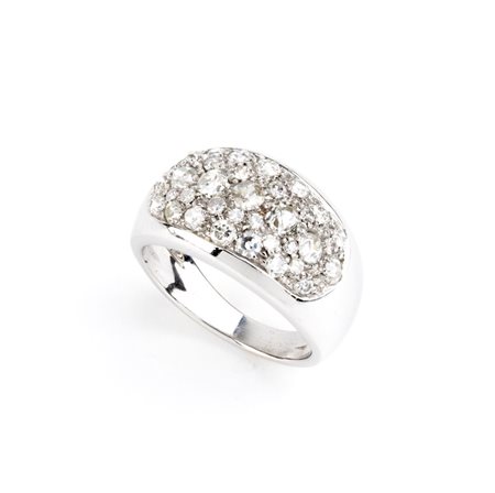 Anello a fascia in oro con diamanti In oro bianco 18k, incastonato con pavé...