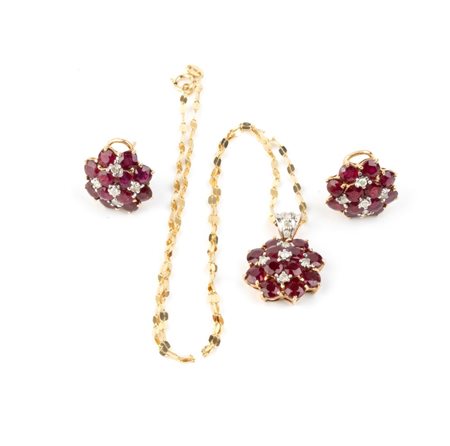 Girocollo con pendente e paio di orecchini in oro con rubini e diamanti In...