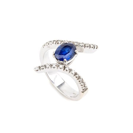 Anello in oro con zaffiro e diamanti In oro bianco 18k, incastonato con...