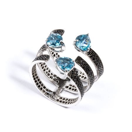 Anello in oro con diamanti neri e topazi azzurri in oro bianco 18k con...