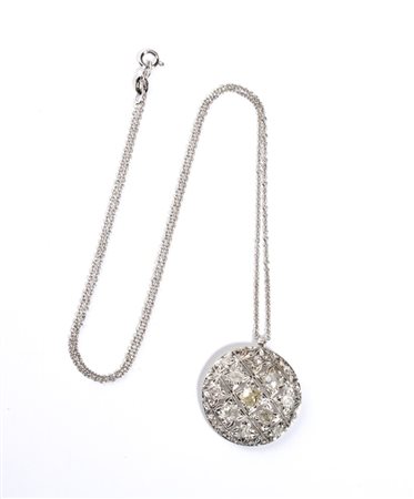 Pendente in oro e diamanti in oro bianco 18k, con sottile catena a cui è...