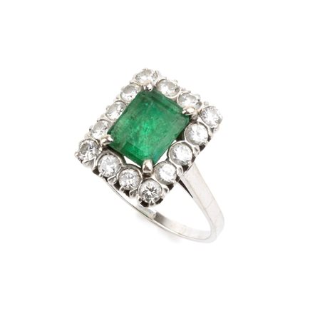 Anello in oro bianco con smeraldo e diamanti In oro bianco 18k, incastonato...