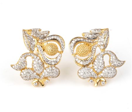 Paio di orecchini in oro con diamanti In oro giallo ed oro bianco 18k, con...