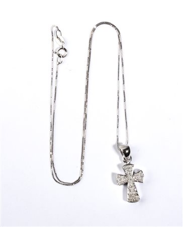 Pendente in oro e diamanti in oro bianco 18k, con sottile catena a cui è...