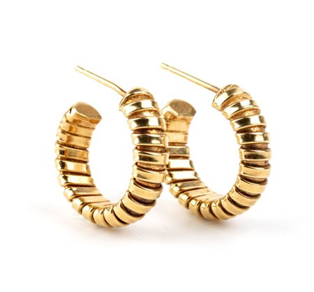 Orecchini in oro giallo modello tubogas In oro giallo 18k. Diametro: 1.2 cm....