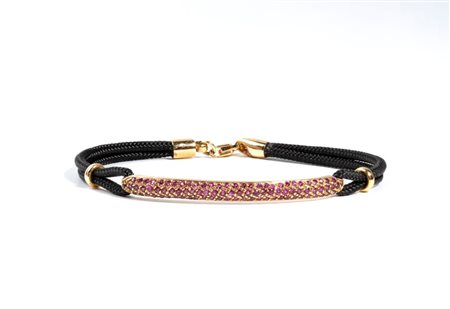 Bracciale in oro con corindoni rosa cordonetto in tessuto con sezione...