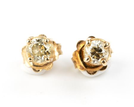 Paio di orecchini in oro con diamanti In oro giallo 18k, ciascuno incastonato...