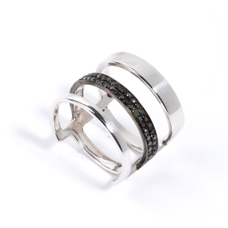 Anello in oro con diamanti neri in oro bianco 18k con applicazione di...