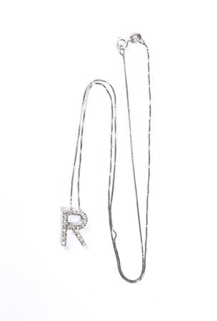 Pendente in oro e diamanti in oro bianco 18k, con sottile catena a cui è...