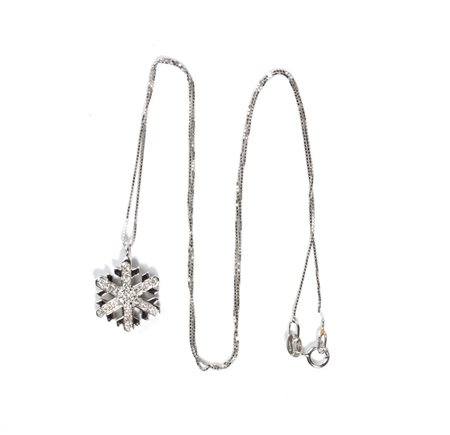 Girocollo in oro e diamanti in oro bianco 18k, con sottile catenina che...