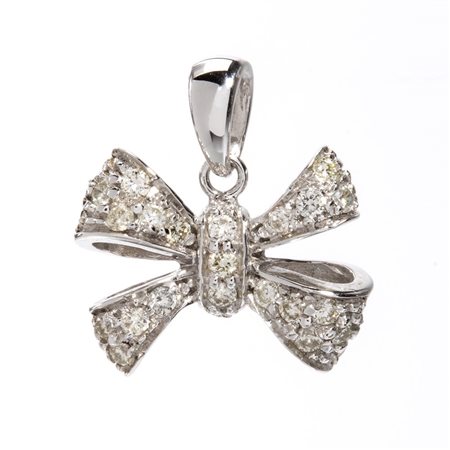 Pendente in oro e diamanti in oro bianco 18k, raffigurante un fiocco...