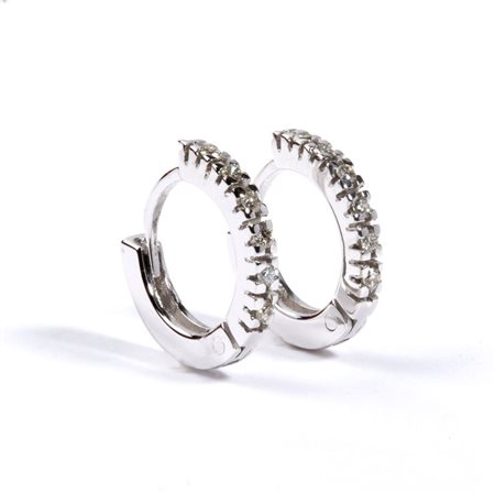 Orecchini in oro e diamanti in oro bianco 18k, incastonati con diamanti di...