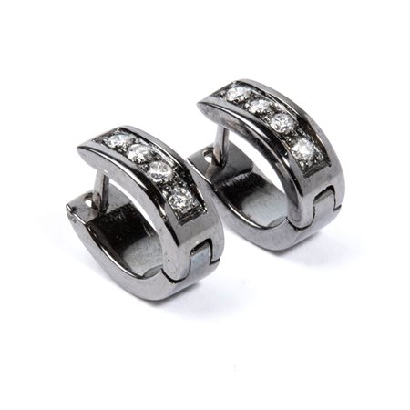 Orecchini in oro con diamanti in oro bianco 18k con applicazione di rutenio,...