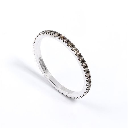 Anello in oro con diamanti marroni in oro bianco 18k. incastonato con...