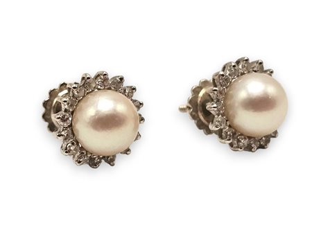 Orecchini in oro con diamanti e perla in oro bianco 18k, ciascuno con perla...
