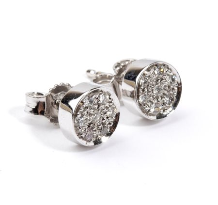 Paio di orecchini geometrici in oro e diamanti in oro bianco 18k, di forma...