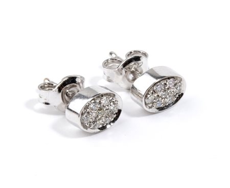Paio di orecchini in oro e diamanti di forma ovale, in oro bianco 18k,...
