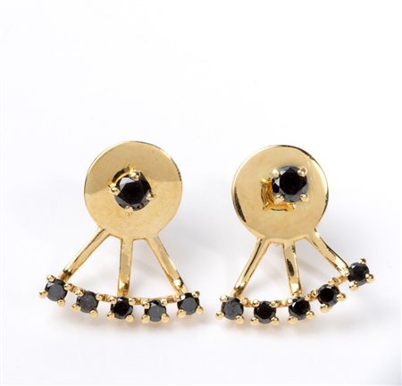 Orecchini in oro con diamanti neri in oro giallo 18k, raffiguranti la sagoma...