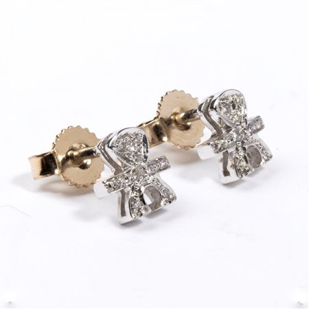 Orecchini in oro con diamanti in oro bianco 18k, raffiguranti la sagoma...
