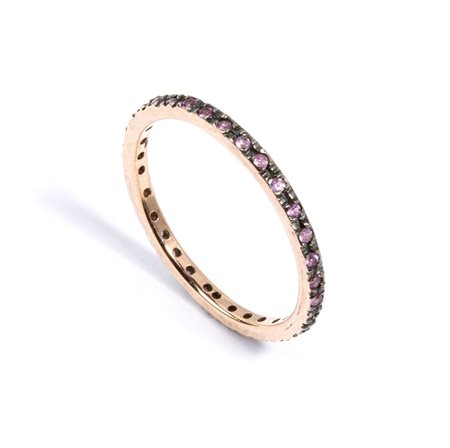 Anello in oro con corindoni in oro rosa 9k, incastonato con corindoni rosa,...