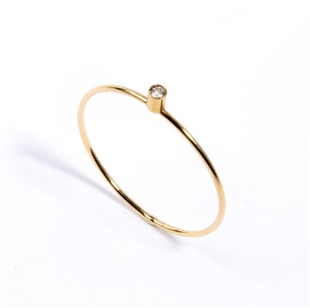 Anello in oro con diamante in oro giallo 18k, incastonato con un diamante di...