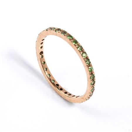 Anello con tsavoriti in oro rosa 8k, incastonato con linea di tsavoriti....