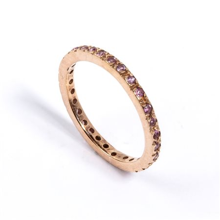 Anello in oro con corindoni in oro rosa 18k, incastonato con corindoni. Peso:...
