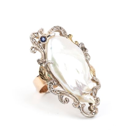 Anello in oro ed argento con perla scaramazza e diamanti In argento ed oro...