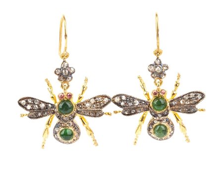 Paio di orecchini raffiguranti una coppia di insetti in argento smeraldi e...