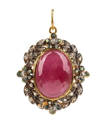 Pendente in argento dorato con rubino, diamanti e smeraldi In argento dorato,...