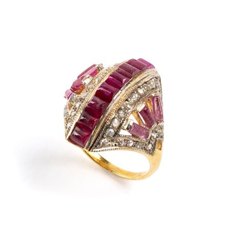 Anello in argento con rubini e diamanti di forma geometrica, impreziosito da...