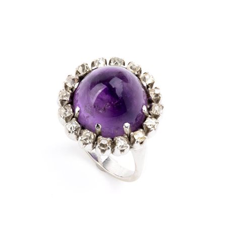Anello in oro con ametista e diamanti In oro bianco 18k, incastonato con...
