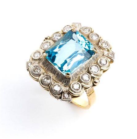 Anello in oro ed argento con topazio e diamanti Italia, XX secolo in oro...