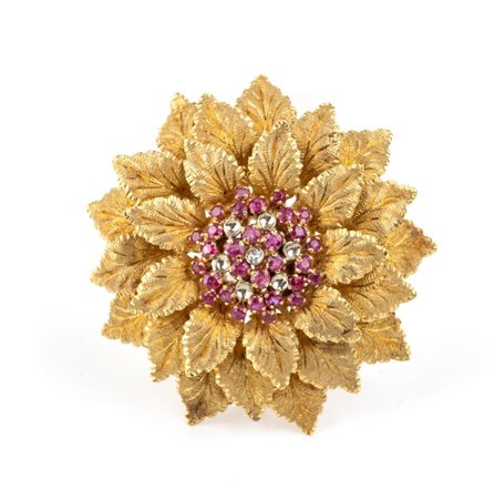 Spilla in oro con rubini Anni '60 In oro giallo 18k, raffigurante un fiore...