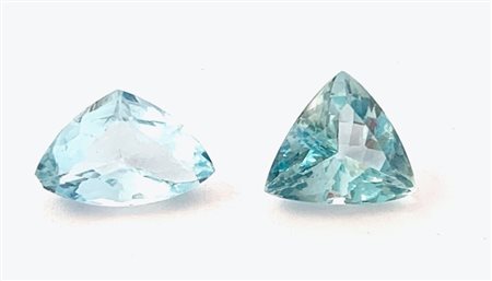 2 acquamarine naturali 2 acquamarine di forma triangolare a lati curvi,...