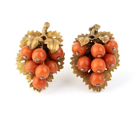 Paio di orecchini in oro e corallo Mediterraneo in oro giallo14k , con motivo...