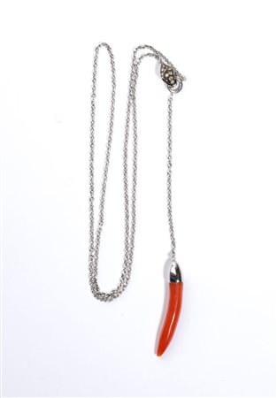 Girocollo con pendente in corallo in oro bianco 18k, con sottile catena a cui...